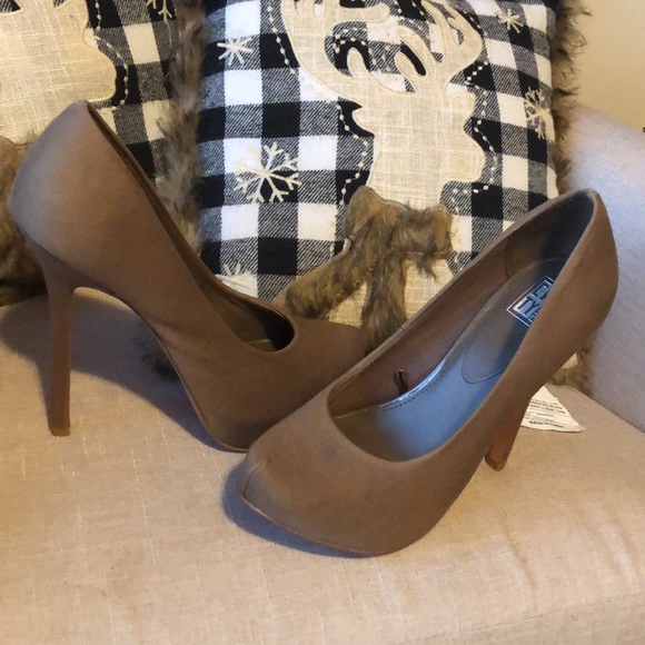 Lighter brown size 7 heels - Picture 5 of 5